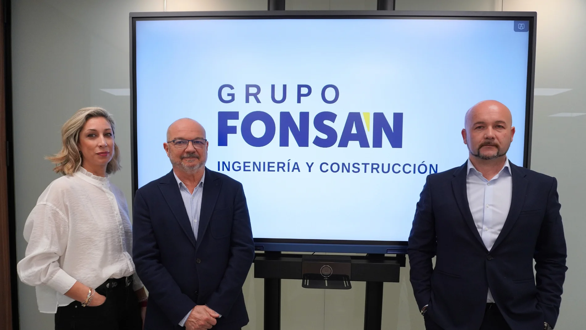 De izquierda a derecha, Elvira Iglesias, directora financiera, Fernando Torres, gerente de la empresa, y Eusebio Cano, CEO