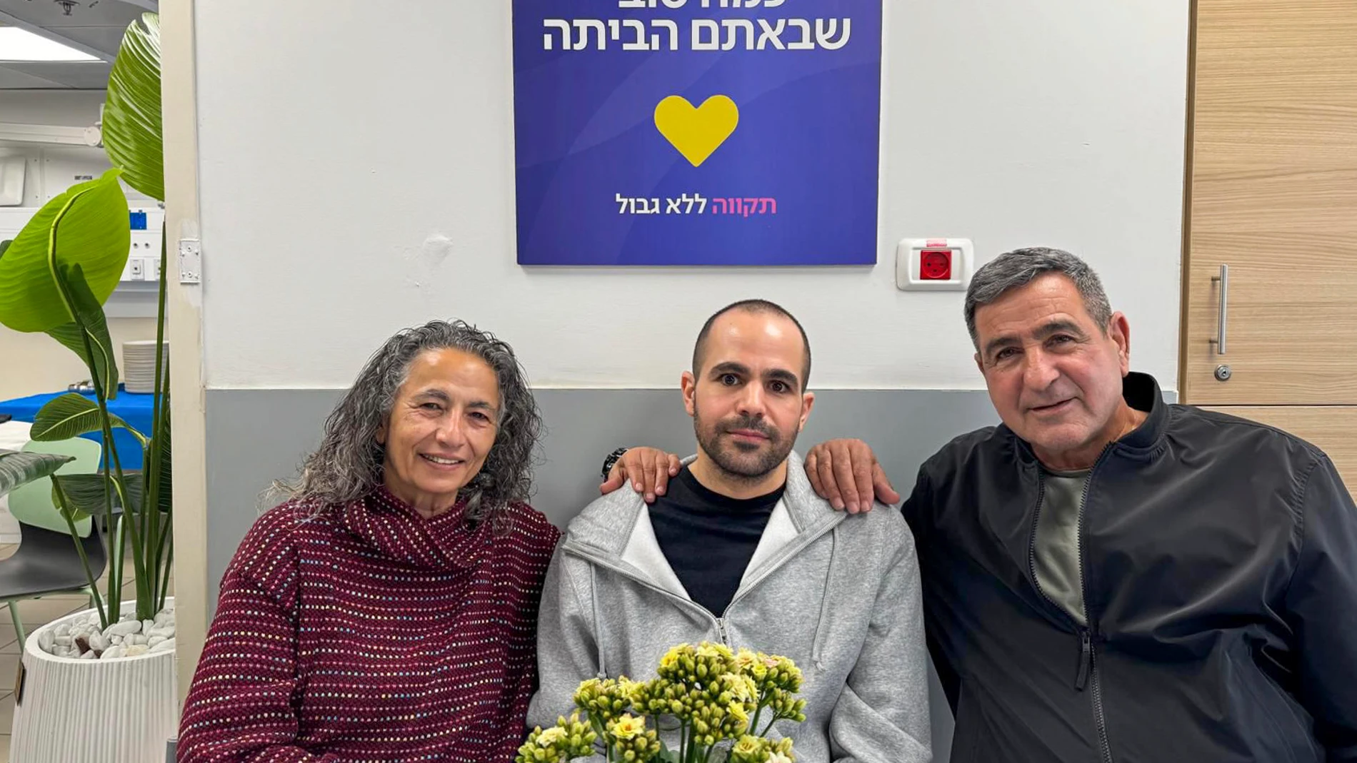 Jerusalén, 07/02/2025.- El exrehén israelo-argentino Yarden Bibas (c), liberado por el grupo islamista palestino Hamás el pasado 1 de febrero tras haber permanecido secuestrado en Gaza desde el 7 de octubre de 2023, urgió este viernes al primer ministro de Israel, Benjamín Nentanyahu, a que haga todo lo posible para traer de vuelta a su mujer y dos hijos -los cuales se teme que están muertos- y a las 76 personas restantes que siguen cautivas. EFE/Foro de Familiares de Rehenes y Desparecidos -...