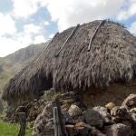 La ruta asturiana donde verás las cabañas más auténticas con techo de paja al lado de un lago