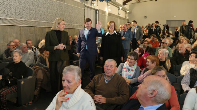 Mañueco llega a la presentación del "Carné de los 60" en Palencia junto a Isabel Blanco y Ángeles Armisén