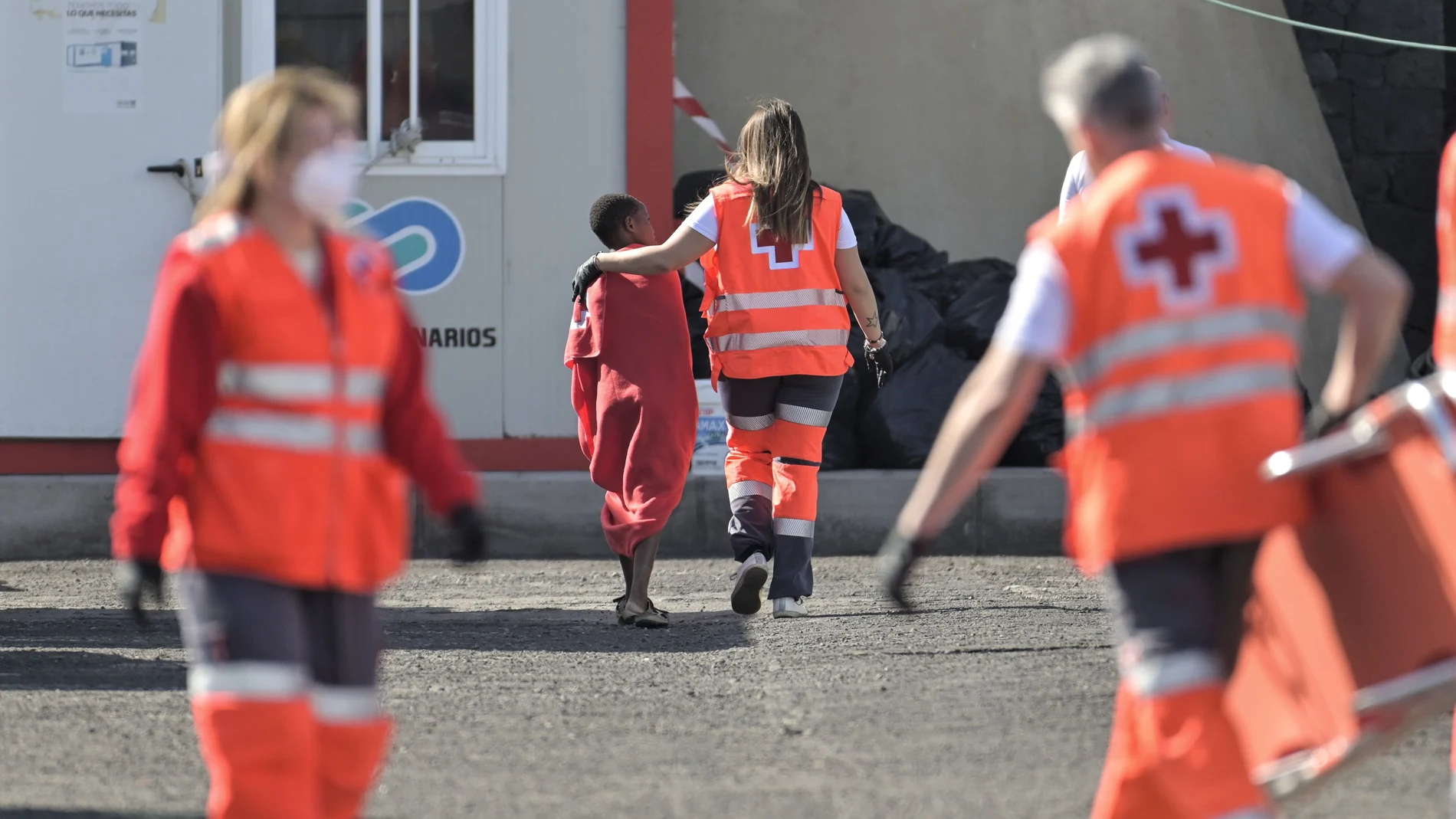 os 75 inmigrantes rescatados este miércoles por la embarcación de Salvamento Marítimo 'Salvamar Adhara', y trasladados al puerto de La Restinga, a su llegada a El Pinar (EL Hierro)