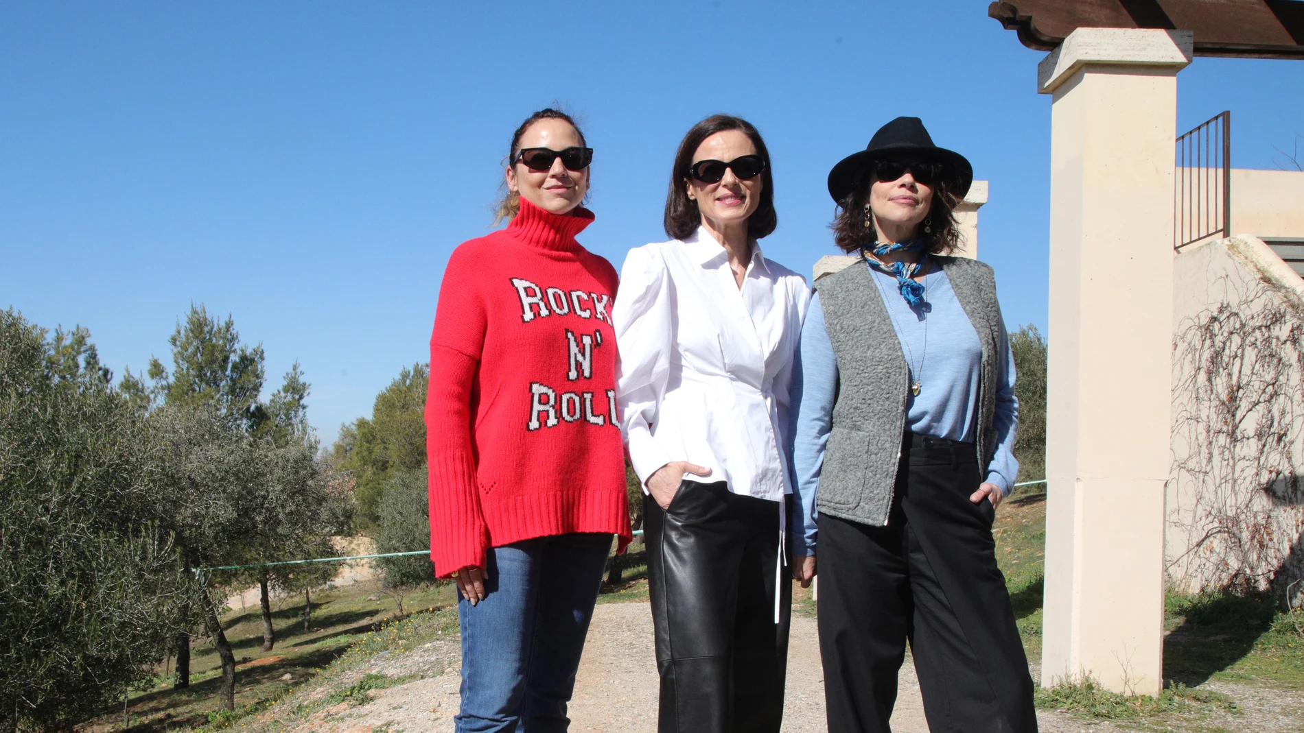 GRAFAND6301. GRANADA, 07/02/2025.-La actriz y Goya de Honor de esta 39 edición, Aitana Sánchez-Gijón (c), acompañada de las actrices y presentadoras de la gala de la Academia de Cine Leonor Watling (i) y Maribel Verdú(d) posan tras la plantación de encinas en el mirador de Alixares, en los jardines del Generalife, una propuesta para sembrar concienciación ambiental en el marco de unos Goya sostenibles, este viernes en Granada.EFE/Pepe Torres