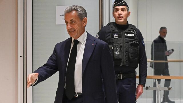 Francia.- Sarkozy lleva desde este viernes una pulsera electrónica tras ser condenado por corrupción