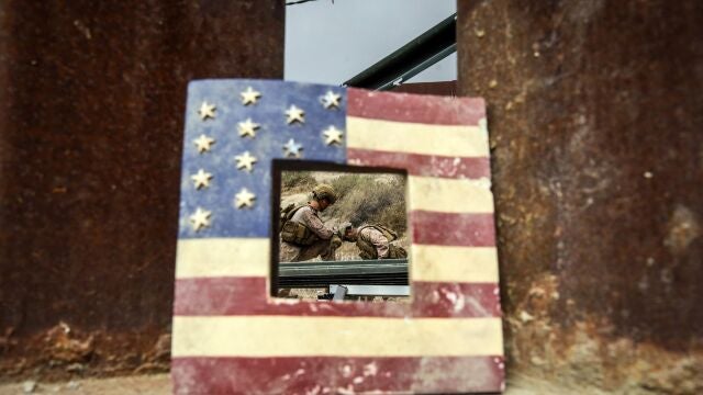 Integrantes del ejercito de Estados Unidos refuerzan un muro con alambre de púas este jueves, en la frontera con la ciudad de Tijuana, en Baja California (México). Elementos del Ejército de Estados Unidos comenzaron a reforzar el muro fronterizo en la frontera entre San Diego y la ciudad mexicana de Tijuana, en la zona aledaña al puerto internacional de San Ysidro. 