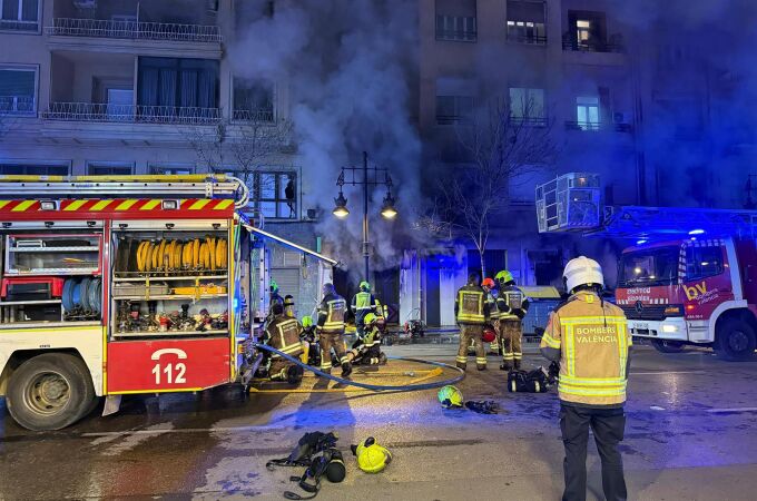 Sucesos.- AMPL.- Un total de 25 personas afectadas por el incendio del bingo en Valencia son realojadas en hoteles