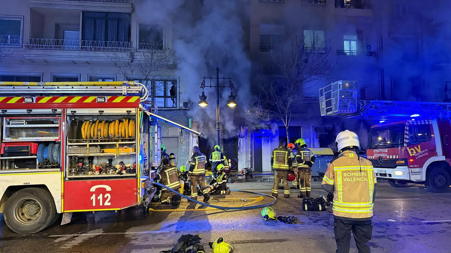 Sucesos.- AMPL.- Un total de 25 personas afectadas por el incendio del bingo en Valencia son realojadas en hoteles