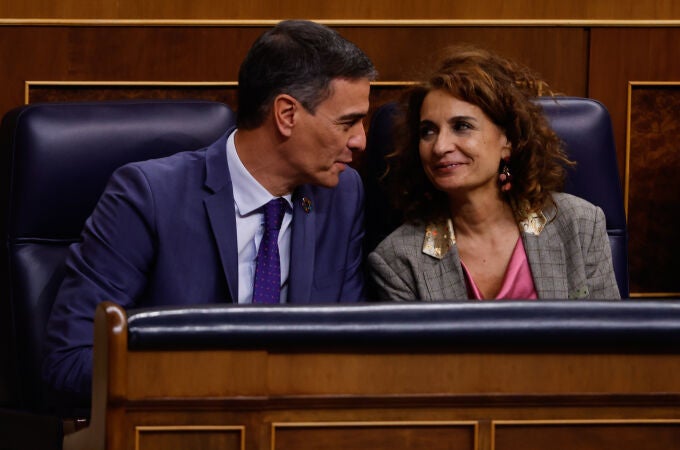 Pedro Sánchez y María Jesús Montero en el Congreso de los Diputados