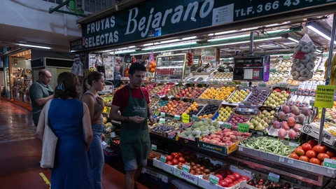 Precios en un puesto de fruta del Mercado de la Cebada