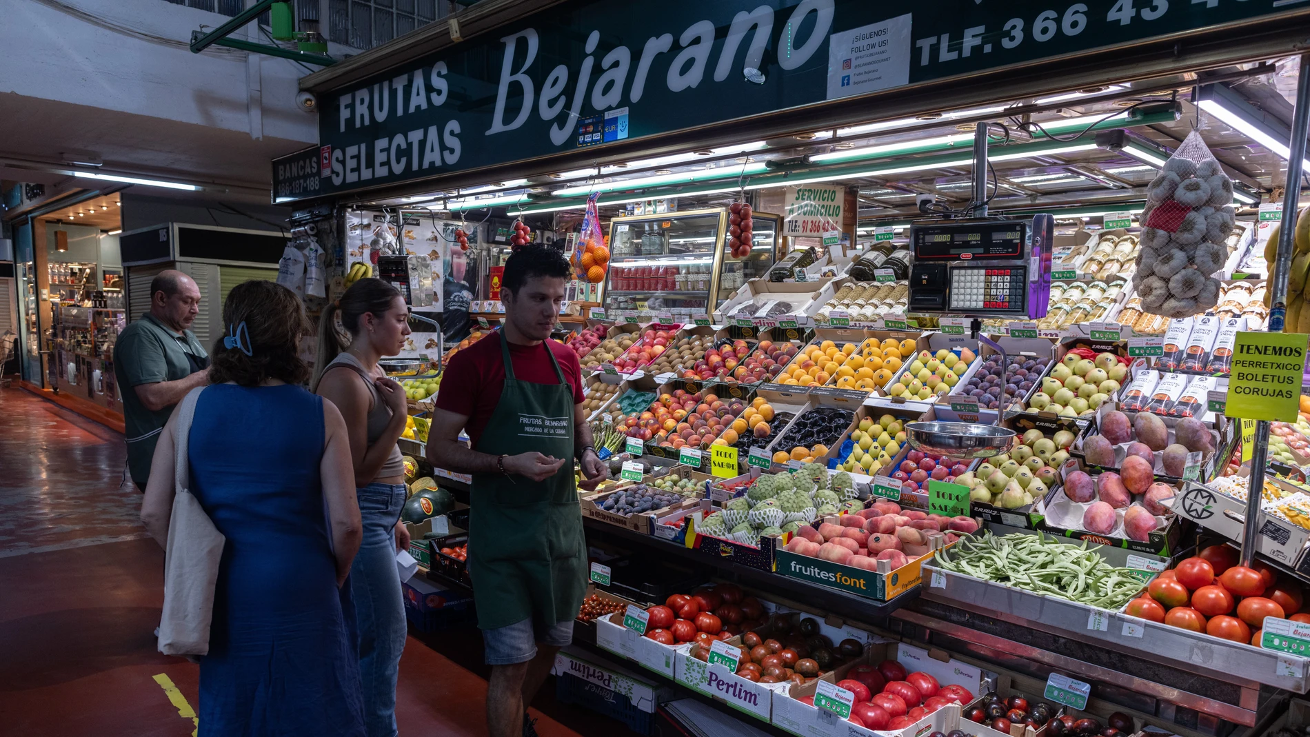 Precios en un puesto de fruta del Mercado de la Cebada