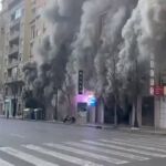 Un espectacular incendio en un bingo pone en alerta el centro de Valencia