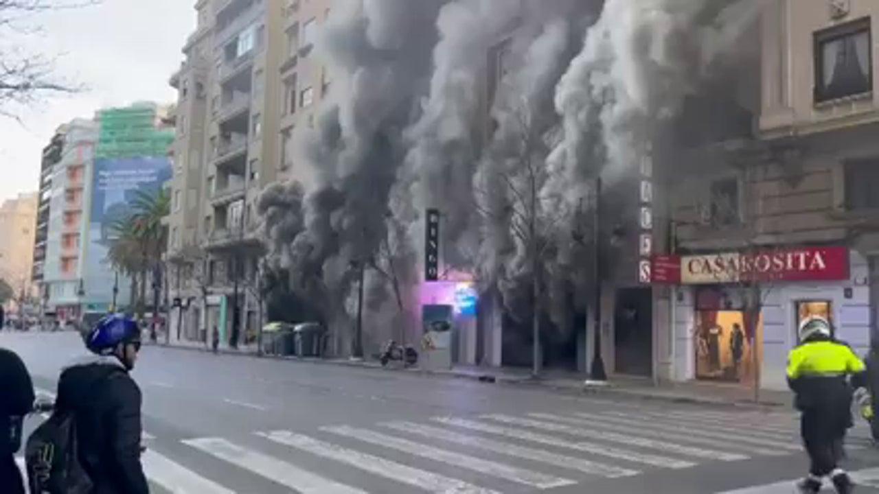 Un Espectacular Incendio Desata La Alarma En El Centro De Valencia un-espectacular-incendio-desata-la-alarma-en-el-centro-de-valencia
