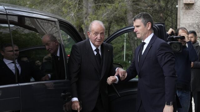 Spain's former King Juan Carlos arrives to attend the funeral of Prince Karim Al-Hussaini, the Aga Khan IV, at the Ismaili Muslim community center in Lisbon, Saturday, Feb. 8, 2025. 