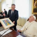 José Luis Sanz hace entrega al Papa de un cuadro de la Virgen de los Reyes