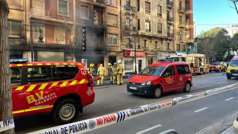 Las tareas de extinción continúan esta mañana en el bingo de Valencia