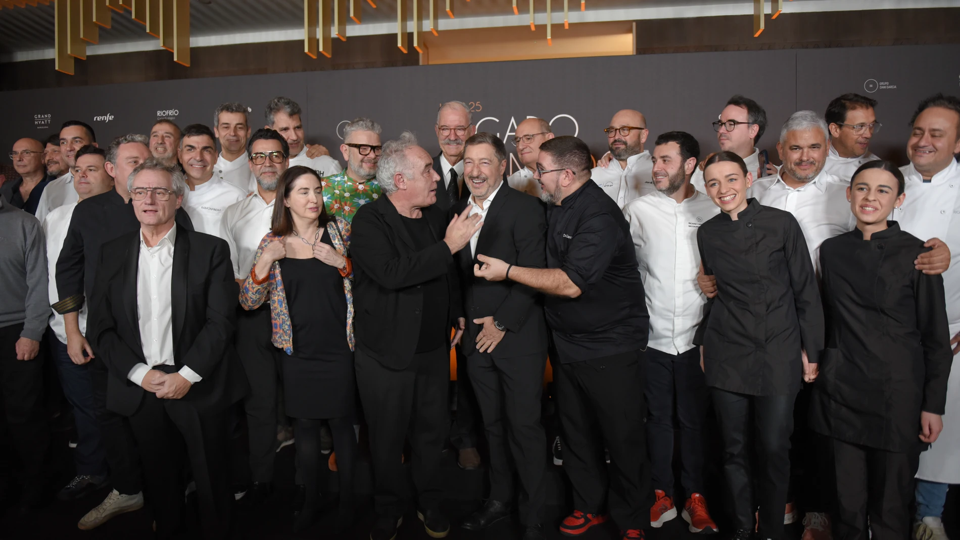Foto de familia durante el photocall del homenaje de cocineros al chef Joan Roca, en el Hotel Grand Hyatt, a 10 de febrero de 2025, en Barcelona, Catalunya (España). El chef Dani García reúne, tras dos meses de la apertura de Leña, la suma de 71 estrellas Michelín del territorio español para rendir homenaje a Joan Roca. Dani García ha diseñado un menú con el talento y la creatividad de 23 chefs. Una propuesta a 46 manos que incluye 21 referencias, con la cocina de Joan Roca como hilo conducto...