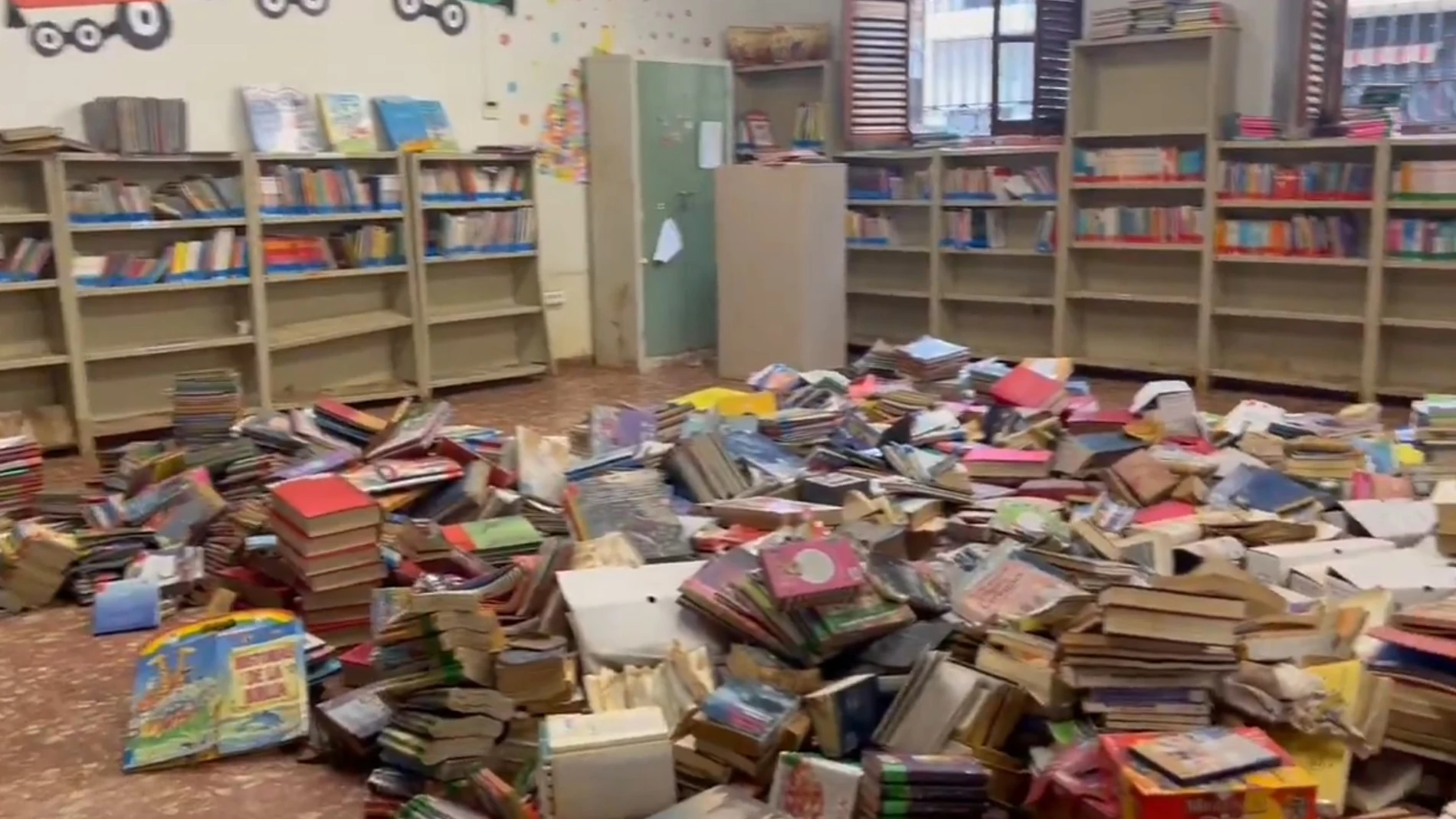 Imagen del interior de la Biblioteca Municipal de Algemesí tras el paso de la DANA