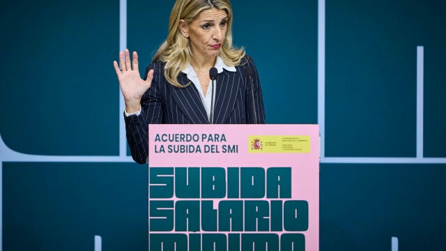 La vicepresidenta segunda del Gobierno, Yolanda Díaz, junto a los secretarios generales de CCOO y UGT, Unai So