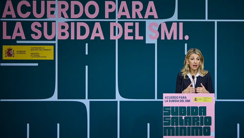 La vicepresidenta segunda del Gobierno, Yolanda Díaz, junto a los secretarios generales de CCOO y UGT, Unai So