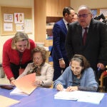 Vázquez, durante la visita que ha hecho junto a Isabel Blanco a la Unidad de Convalecencia Sociosanitaria de la residencia de personas mayores Cardenal Marcelo de Valladolid