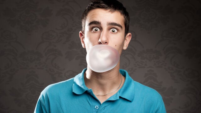 El chicle es una de las golosinas más consumidas del mundo y tiene importantes beneficios para la salud, pero su consumo a veces también puede dar problemas