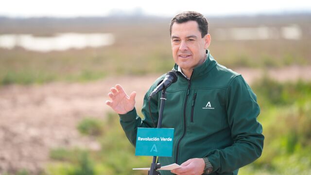 El presidente de la Junta de Andalucía, Juanma Moreno, este lunes anunciando la compra de una nueva finca en la provincia de Sevilla dentro del entorno del Parque de Doñana.