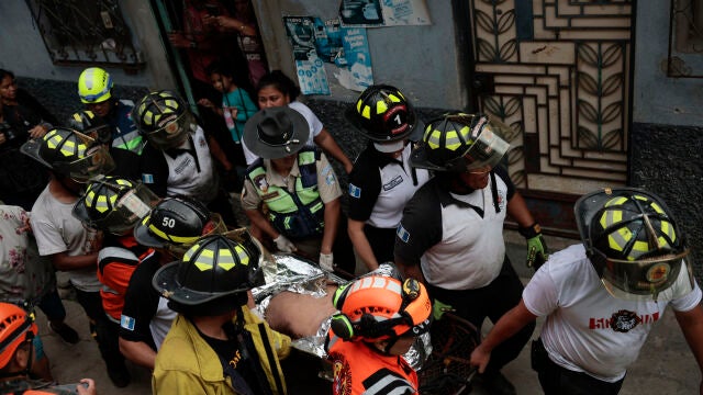 Aumentan a 51 los muertos en accidente de un autobús que cayó por un puente en Guatemala