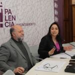 La alcaldesa de Palencia, Miriam Andrés, y el concejal de Hacienda, Carlos Hernández, presentan el borrador del presupuesto del Ayuntamiento de Palencia para 2025