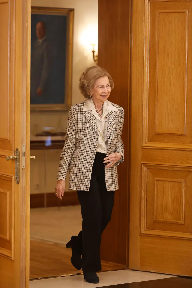 La Reina Sofía recibe en audiencia a una representación de la Asociación Héroes de 4 Patas