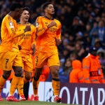 Los jugadores del Madrid celebran la victoria en el Etihad