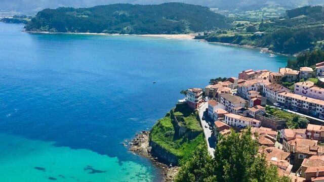 Una vista del pueblo de Lastres. 