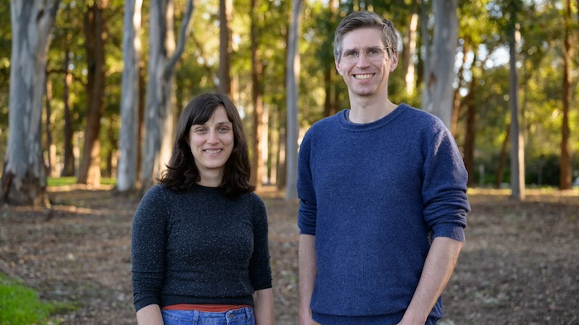 Misión Mercurio: la Dra. Kate Tepper (izquierda) y el Profesor Asociado Maciej Maselko (derecha) modificaron genéticamente animales para descomponer el mercurio tóxico.