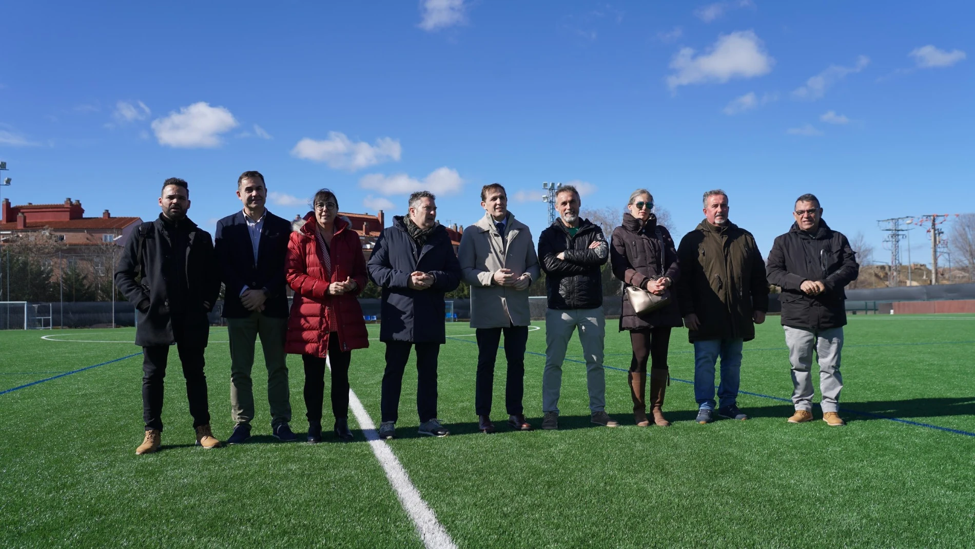 El presidente de la Diputación de Valladolid, Conrado Íscar, visita el campo de fútbol de La Cistérniga