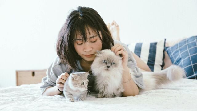 Mujer con gatos