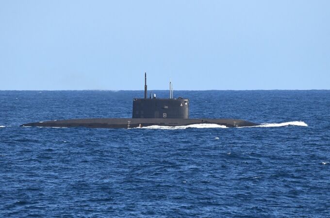 Imagen del submarino ruso vigilado en aguas del Estrecho