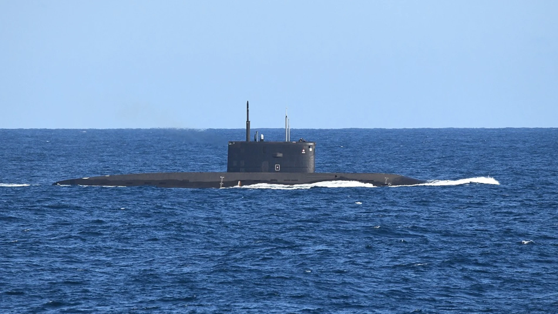 Imagen de archivo de un submarino ruso vigilado en aguas del Estrecho de Gibraltar