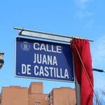 La calle Juana la Loca pasa a denominarse Juana de Castilla desde este miércoles con la instalación de la placa