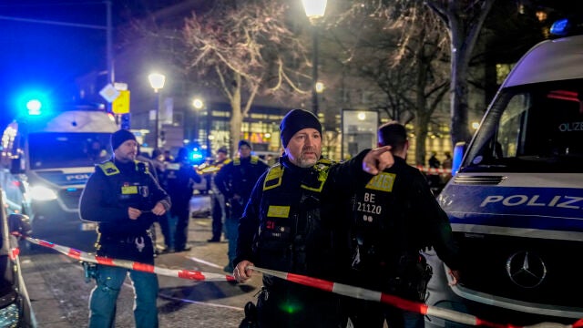 La Policía acordona la zona alrededor del Memorial del Holocausto, donde fue atacado el viernes el turista español