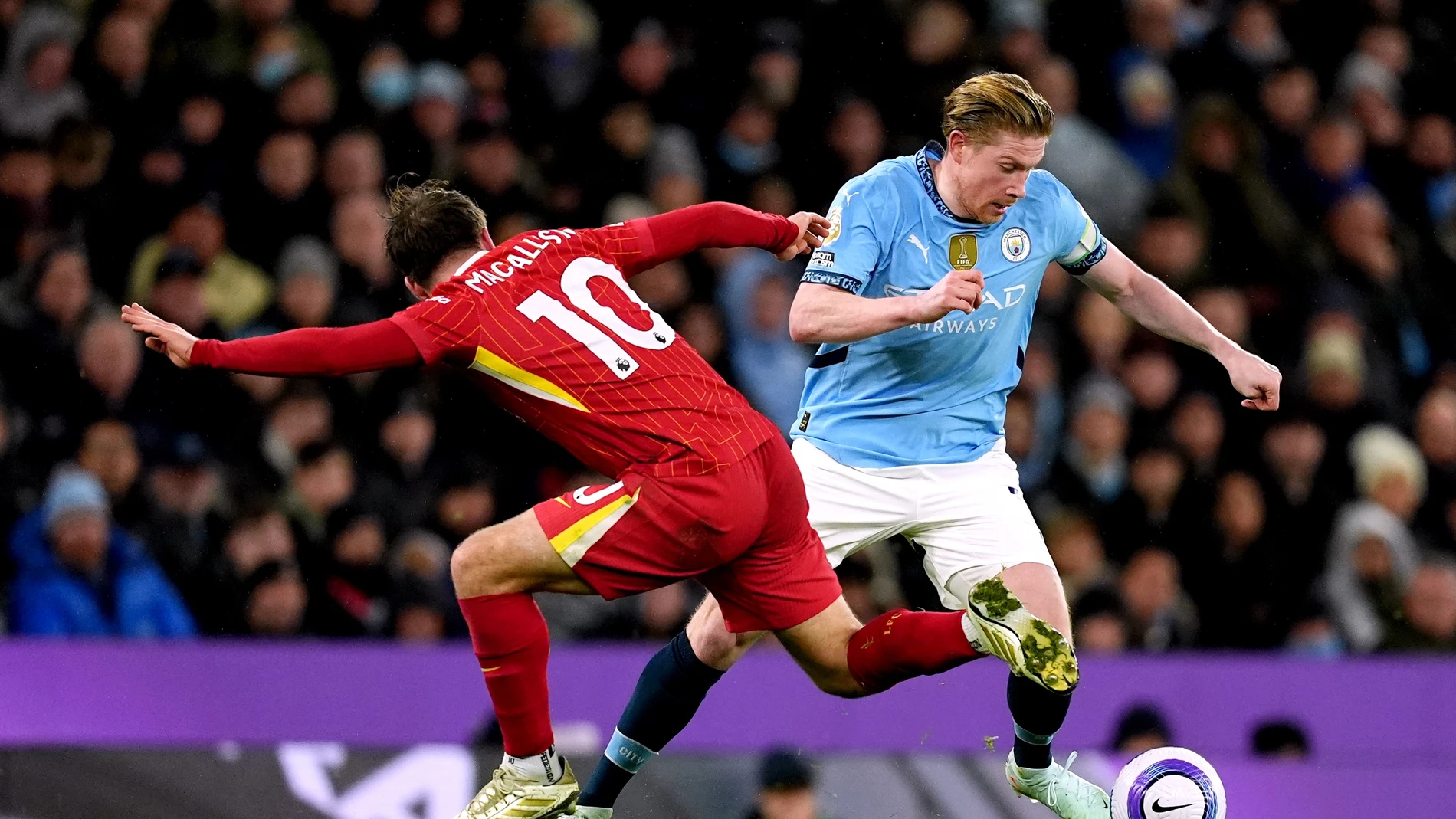 23 February 2025, United Kingdom, Manchester: Liverpool's Alexis Mac Allister (L) battle for the ball with Manchester City's Kevin De Bruyne during the English Premier League soccer match between Manchester City and Liverpool at the Etihad Stadium. Photo: Martin Rickett/PA Wire/dpa 23/02/2025 ONLY FOR USE IN SPAIN
