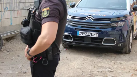 Imagen de archivo de un agente de la Policía Nacional durante un operativo