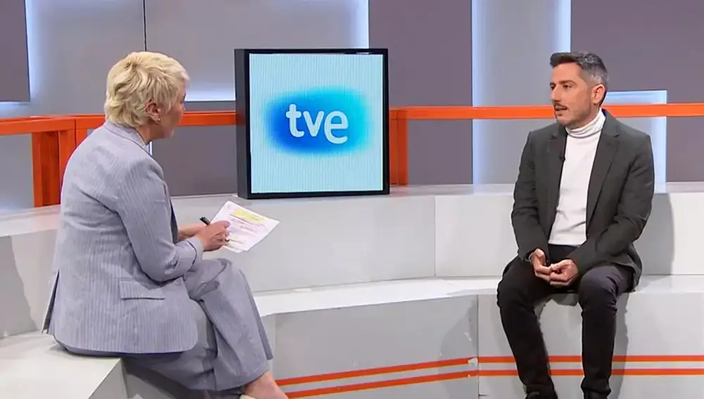 Rosa María Molló junto a Sergio Calderón, director de TVE, en 'RTVE Responde'