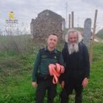 Imagen de uno de los agentes con el peregrino rescatado