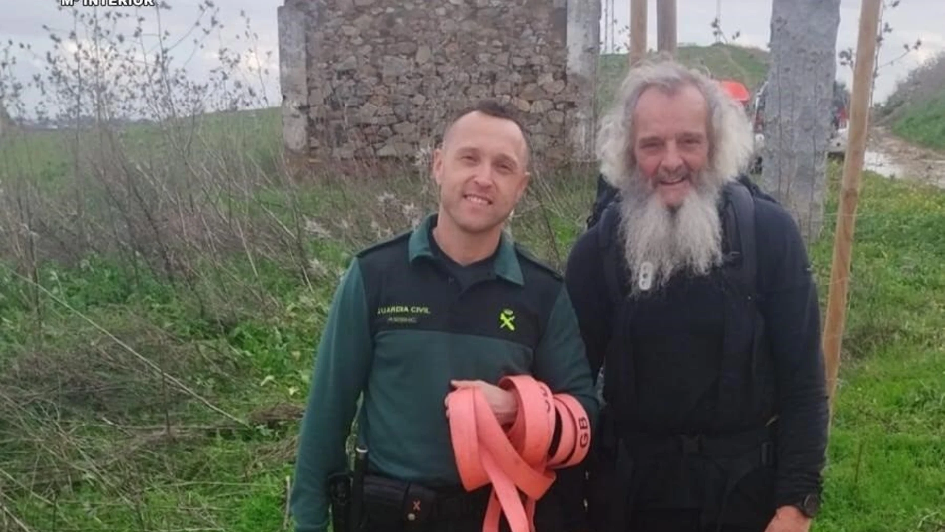 Imagen de uno de los agentes con el peregrino rescatadoREMITIDA / HANDOUT por GCFotografía remitida a medios de comunicación exclusivamente para ilustrar la noticia a la que hace referencia la imagen, y citando la procedencia de la imagen en la firma24/02/2025