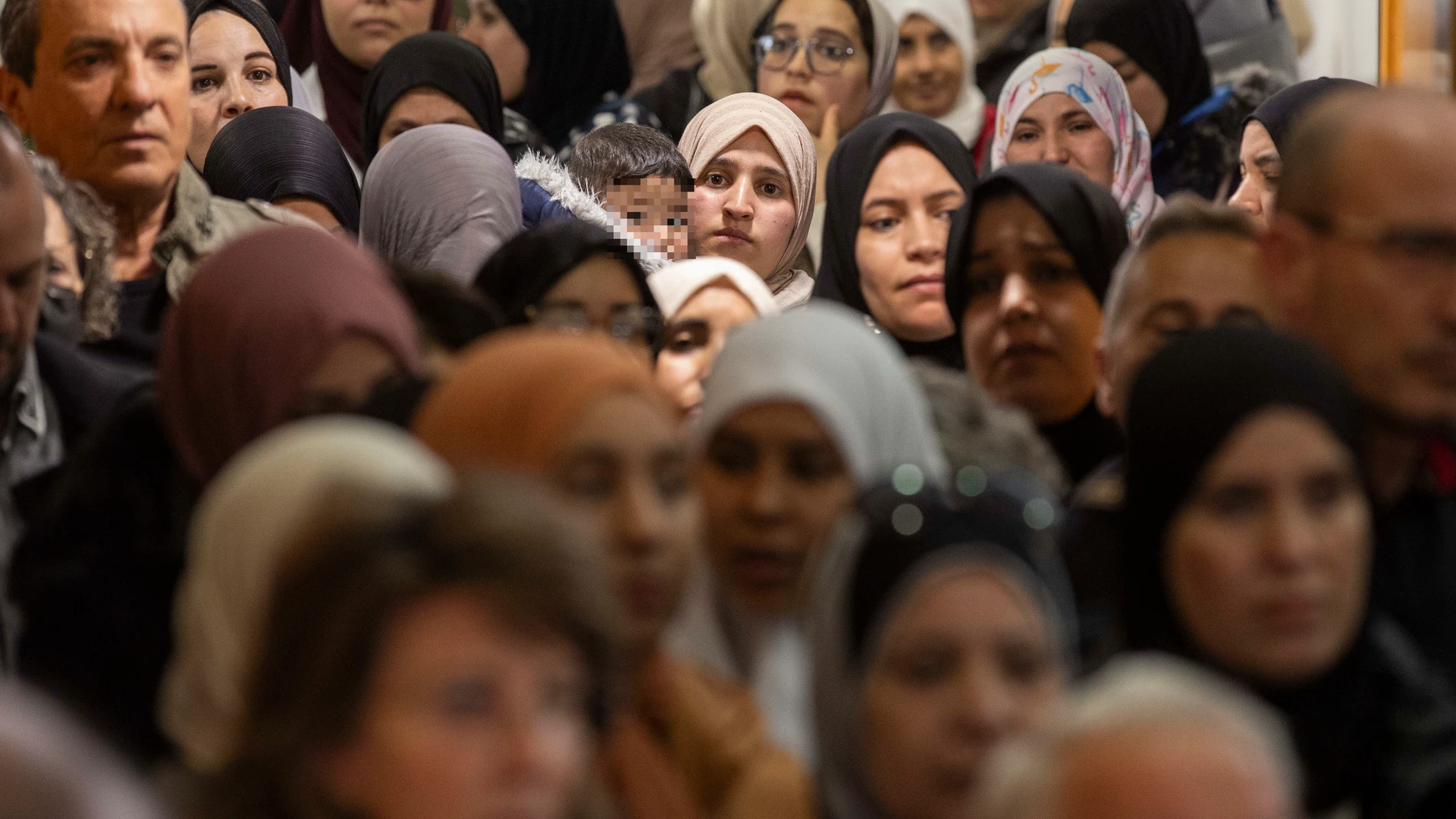 MOLINA DE SEGURA, (MURCIA), 24/02/2025.- Mujeres marroquíes, vecinas de Molina de Segura, Murcia, durante el pleno de reprobación al primer teniente de alcalde de la localidad murciana de Molina de Segura, Antonio Martínez de Vox solicitado por el PSOE, después de que a principios de febrero, el edil difundiese un video en TikTok, que posteriormente compartió en Facebook, con la imagen de una mujer árabe junto a sus hijos sobre la que se podía leer: "Con las barrigas de nuestras mujeres os co...