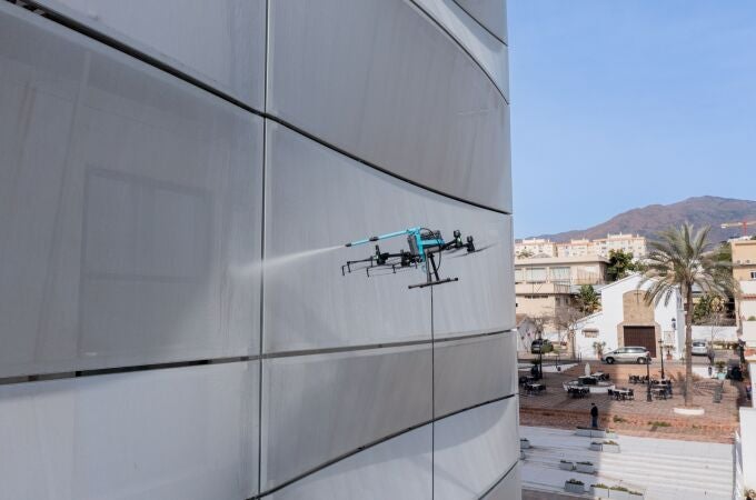 Drones para la limpieza de las fachadas del Mirador El Carmen de Estepona