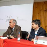 El director de la Fundación de Castilla y León, Juan Zapatero, y el presidente de la Fundación Valsaín-Valores Democráticos, Álvaro Gil Robles, durante la presentación del Premio