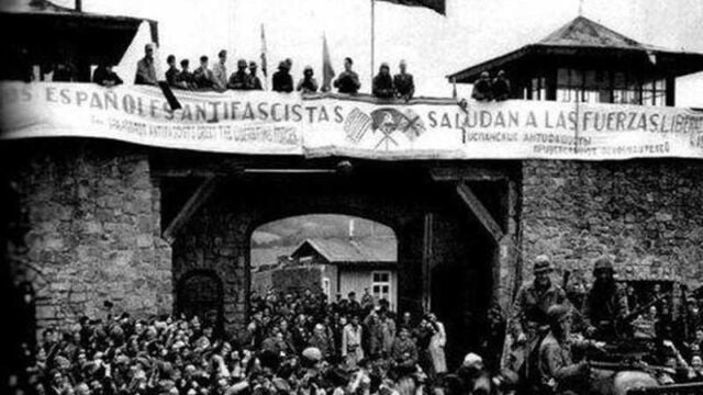 Prisioneros republicanos españoles reciben a las fuerzas americanas el 5 de mayo de 1945, día de la liberación de Mauthausen-Gusen