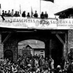 Prisioneros republicanos españoles reciben a las fuerzas americanas el 5 de mayo de 1945, día de la liberación de Mauthausen-Gusen