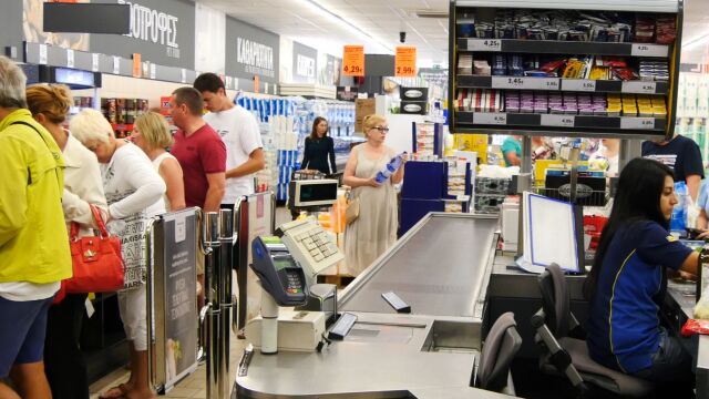 Clientes hacen cola en un supermercado