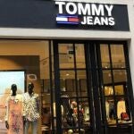 Renueva tu armario sin gastar de más: jersey Tommy Jeans al 56% de descuento