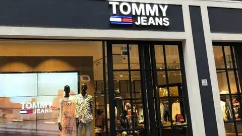 Renueva tu armario sin gastar de más: jersey Tommy Jeans al 56% de descuento